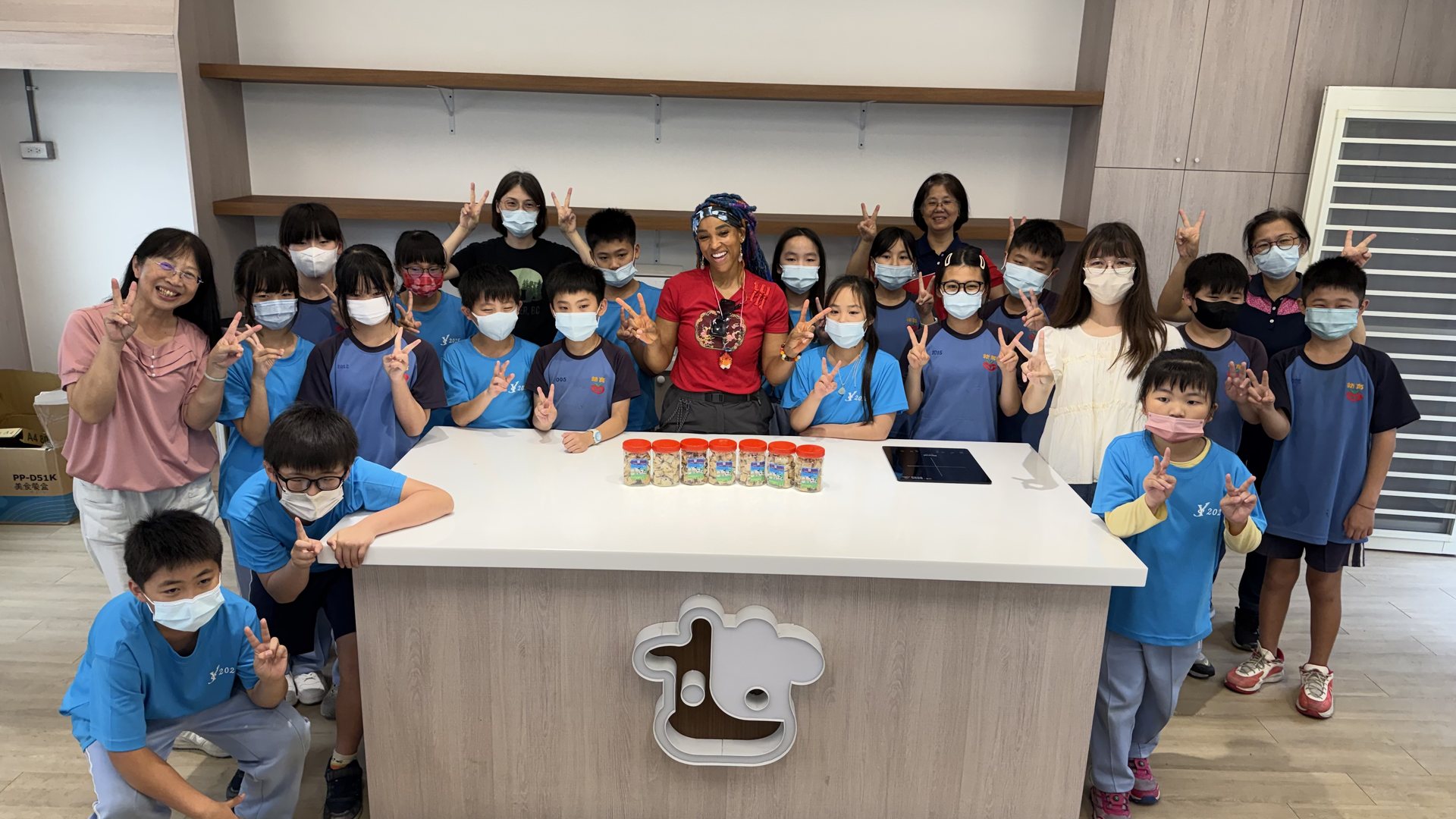 My Culture Connect volunteers and students in a Changhua classroom
