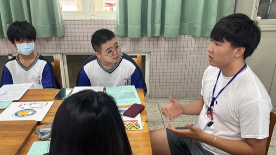 4 August — teaching at Jhonghe Elementary and exchange at Sihu Senior High