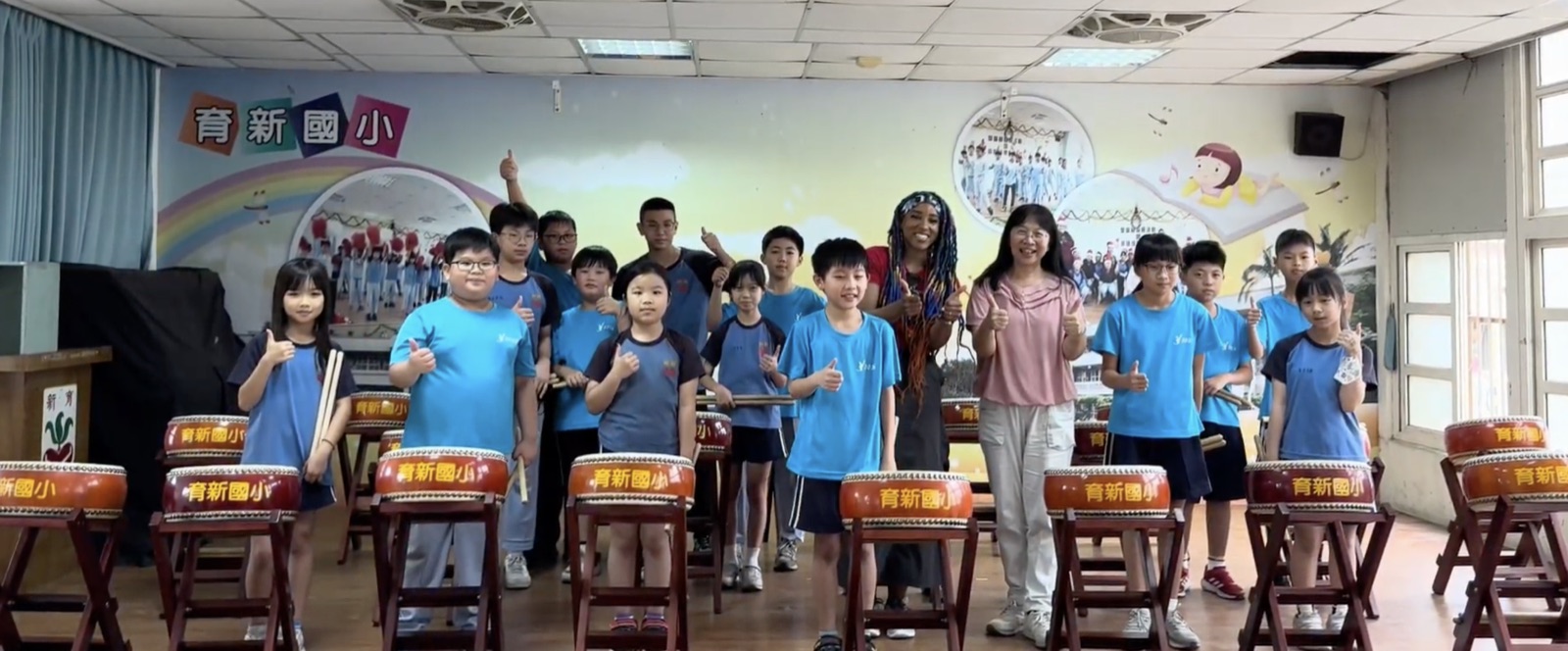 Dom Jones with students of Yuxin Elementary in Changhua